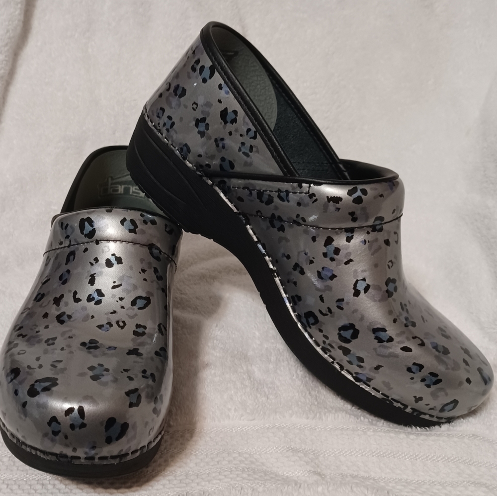 Dansko XP 2.0 clogs
